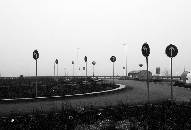 Straße mit Schildern