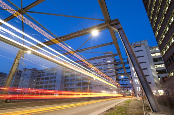 Foto von Straße und Häusern im dunkeln, mit Lichtstrahlen