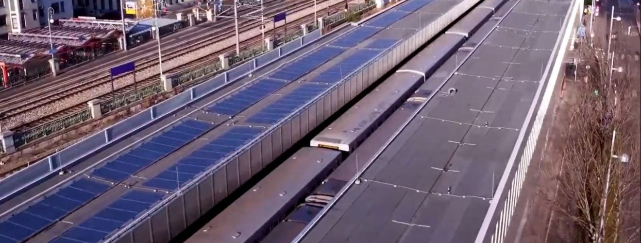 Auf dem Foto ist die U-Bahnstation Ottakring von oben zu sehen, mit vielen Solarpanelen auf den Dächern.