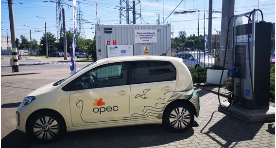 Das Foto zeigt ein E-Auto, welches an einer E-Ladesäule angeschlossen ist
